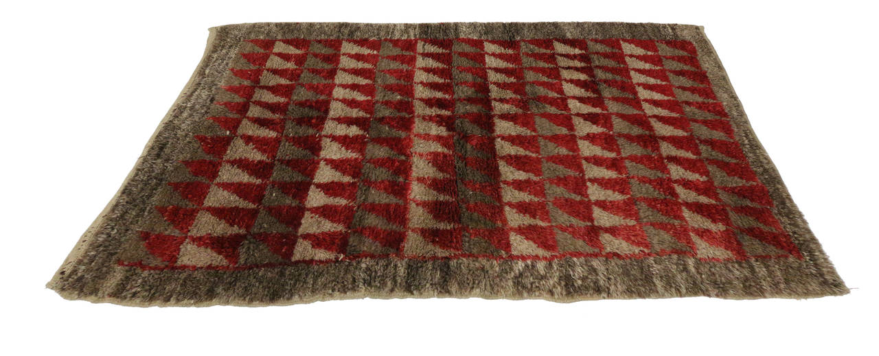 51555 Vintage Turkish Tulu Rug with Mid-Century Modern Style. The triangle patterned design in this vintage Turkish Tulu synthesize beautifully with modern architecture and Mid-Century Modern style. Rendered in variegated shades of ruby red, brick