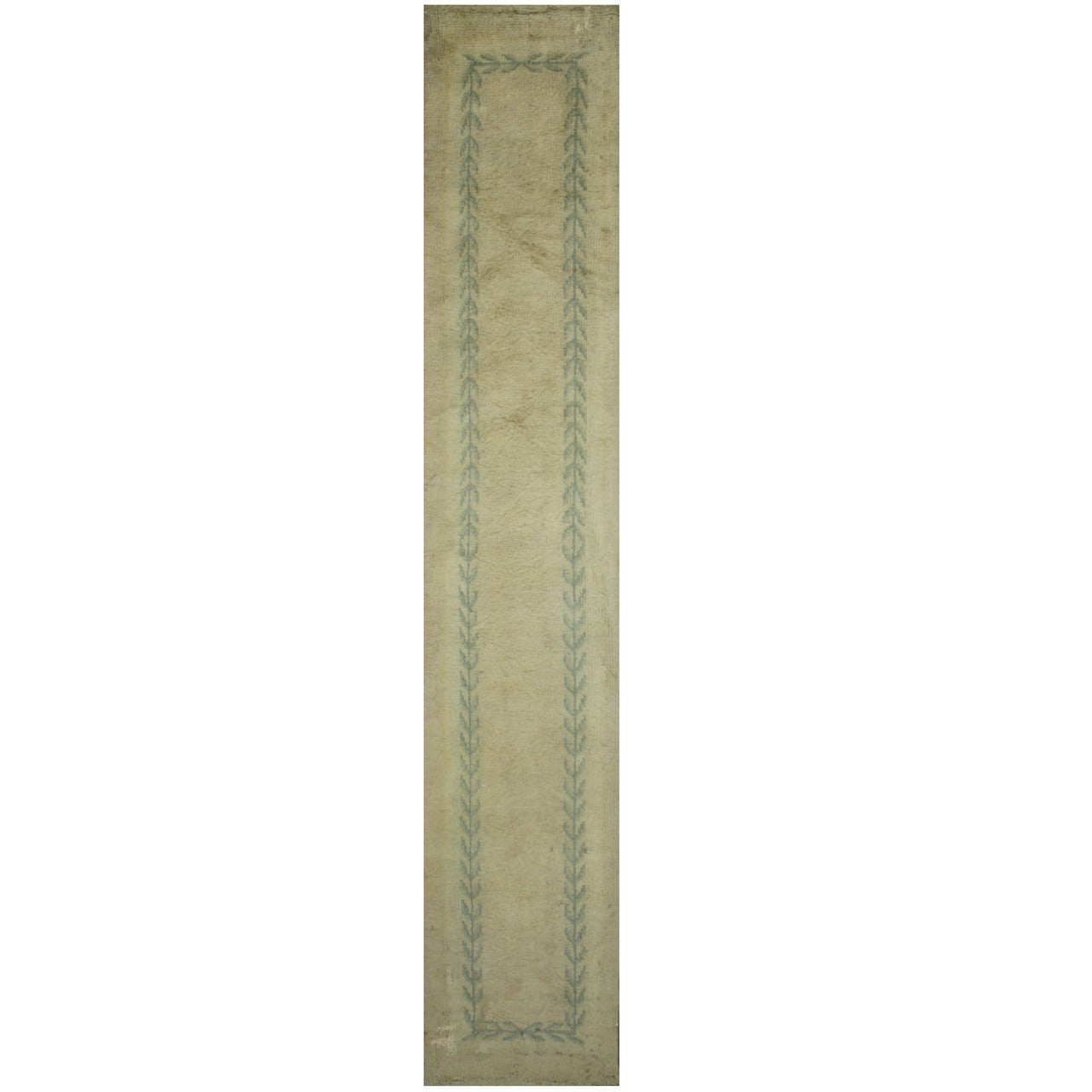 Tapis de couloir ancien de Savonnerie de style campagnard français, tapis de couloir étroit en vente