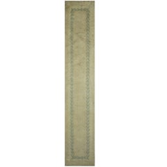 Tapis de couloir ancien de Savonnerie de style campagnard français, tapis de couloir étroit