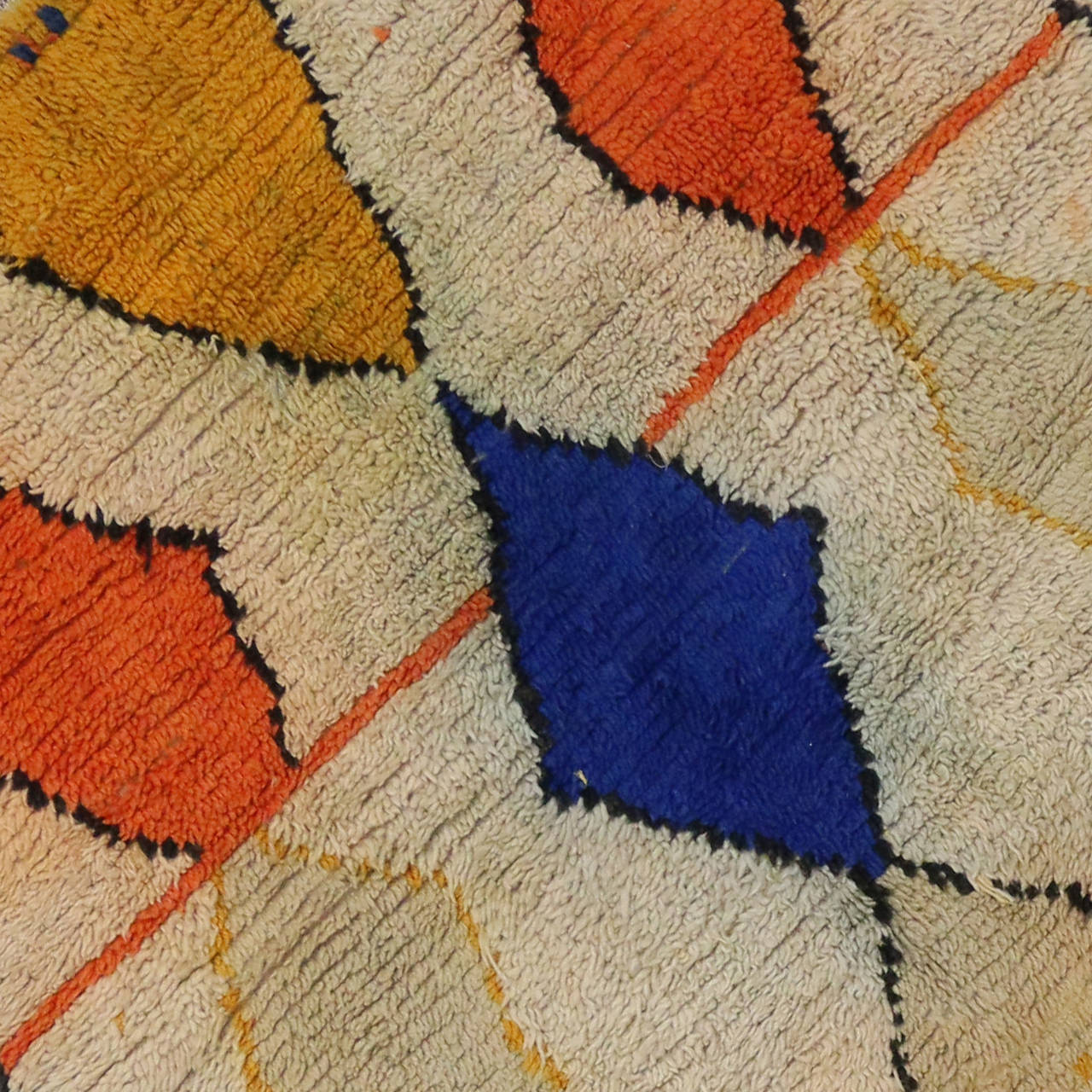 Mid-Century Modern Berber Moroccan Rug with Abstract Design In Excellent Condition In Dallas, TX