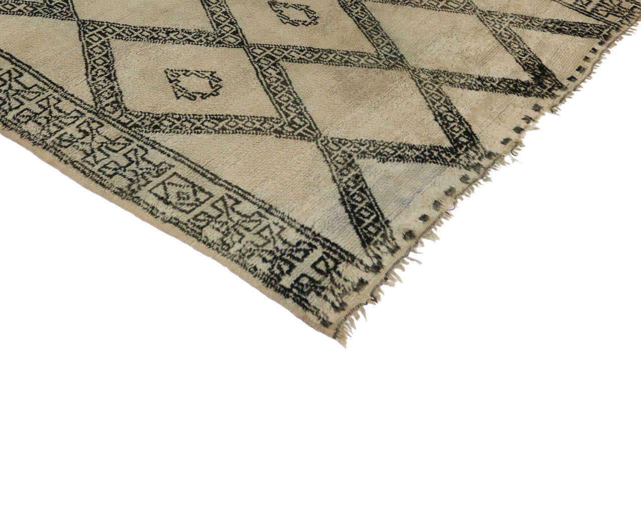 This Moroccan carpet harmonizes disparate elements and will add much needed texture to Modern décor and minimalist interiors. With its well defined lines and symmetrical pattern, Berber Moroccan rugs like this are prized for their understated and