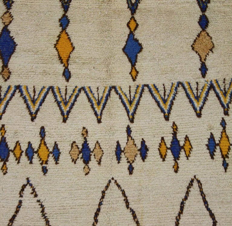 Mid-Century Modern Berber Moroccan Rug with Bohemian Style In Excellent Condition In Dallas, TX
