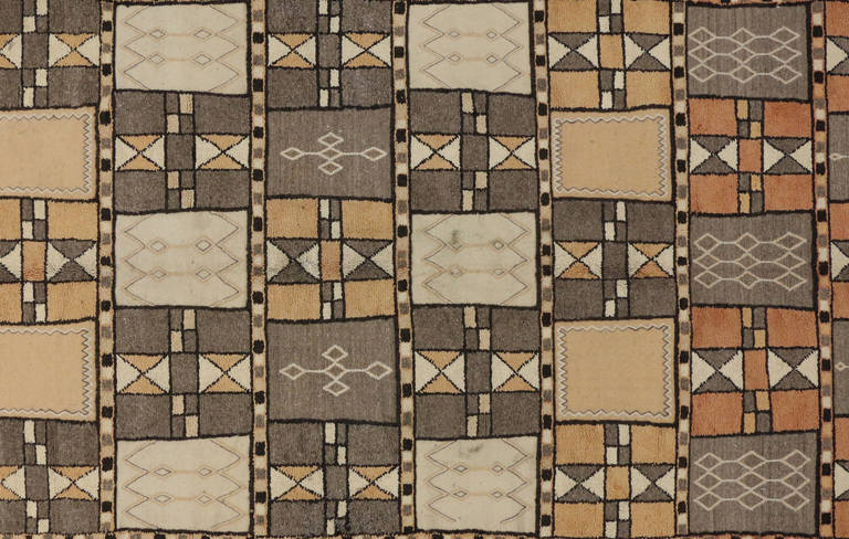 Jebel Siroua Moroccan Rug in Soft Neutral Colors in Mid-Century Modern Style In Excellent Condition In Dallas, TX