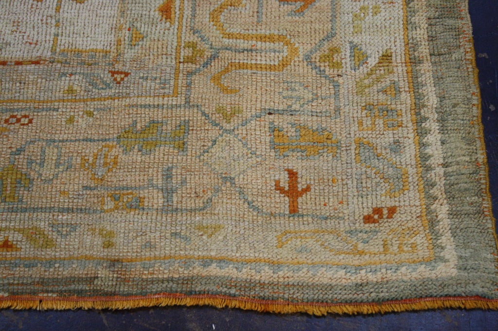 Ancien tapis turc Oushak Angora en laine avec style Chippendale géorgien en vente 4