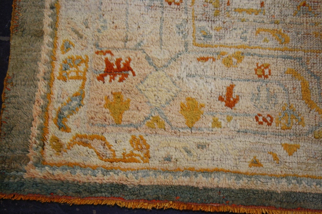 Ancien tapis turc Oushak Angora en laine avec style Chippendale géorgien en vente 5