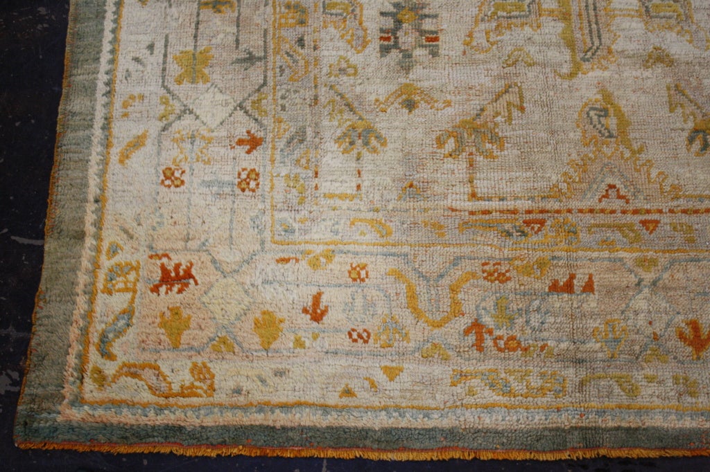 Ancien tapis turc Oushak Angora en laine avec style Chippendale géorgien en vente 6