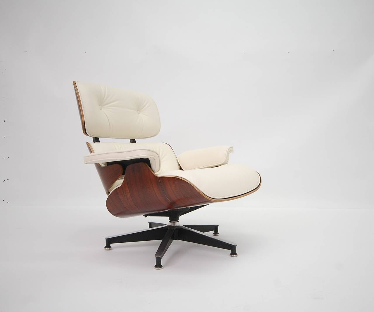 Mid-Century Modern Vintage Rosewood Eames 670 Lounge Chair with New Off-White Leather