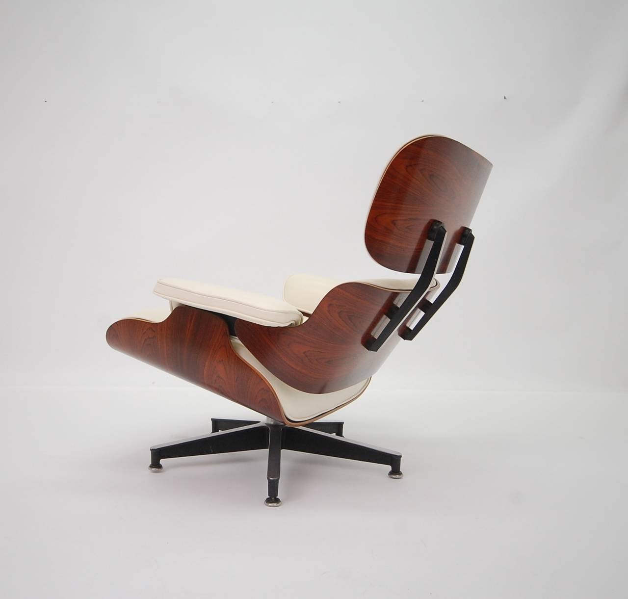 20th Century Vintage Rosewood Eames 670 Lounge Chair with New Off-White Leather