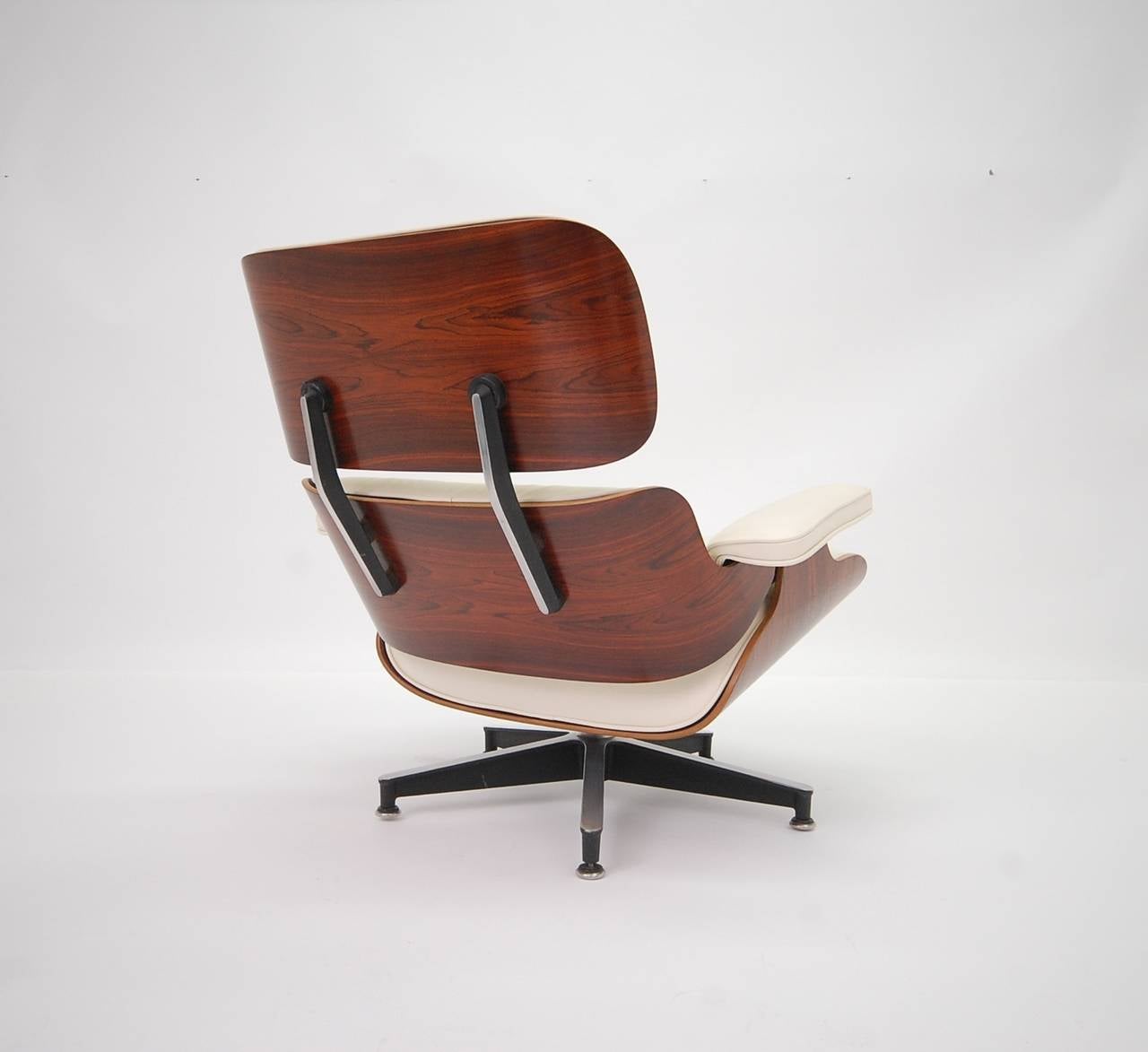 Vintage Rosewood Eames 670 Lounge Chair with New Off-White Leather In Excellent Condition In Providence, RI