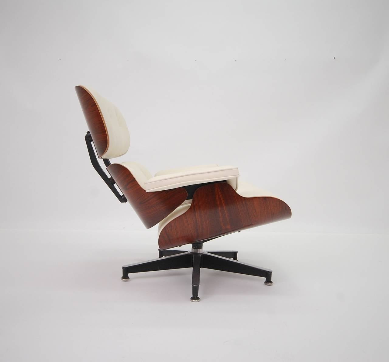 American Vintage Rosewood Eames 670 Lounge Chair with New Off-White Leather