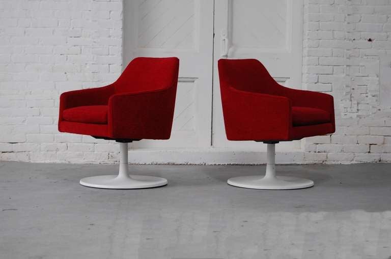 Pair of modern low back swivel lounge or occasional chairs designed by Jens Risom and manufactured by Risom Inc., circa 1970 in excellent condition. New upholstery and foam. Impeccable condition.

We offer free delivery within the Long Island or