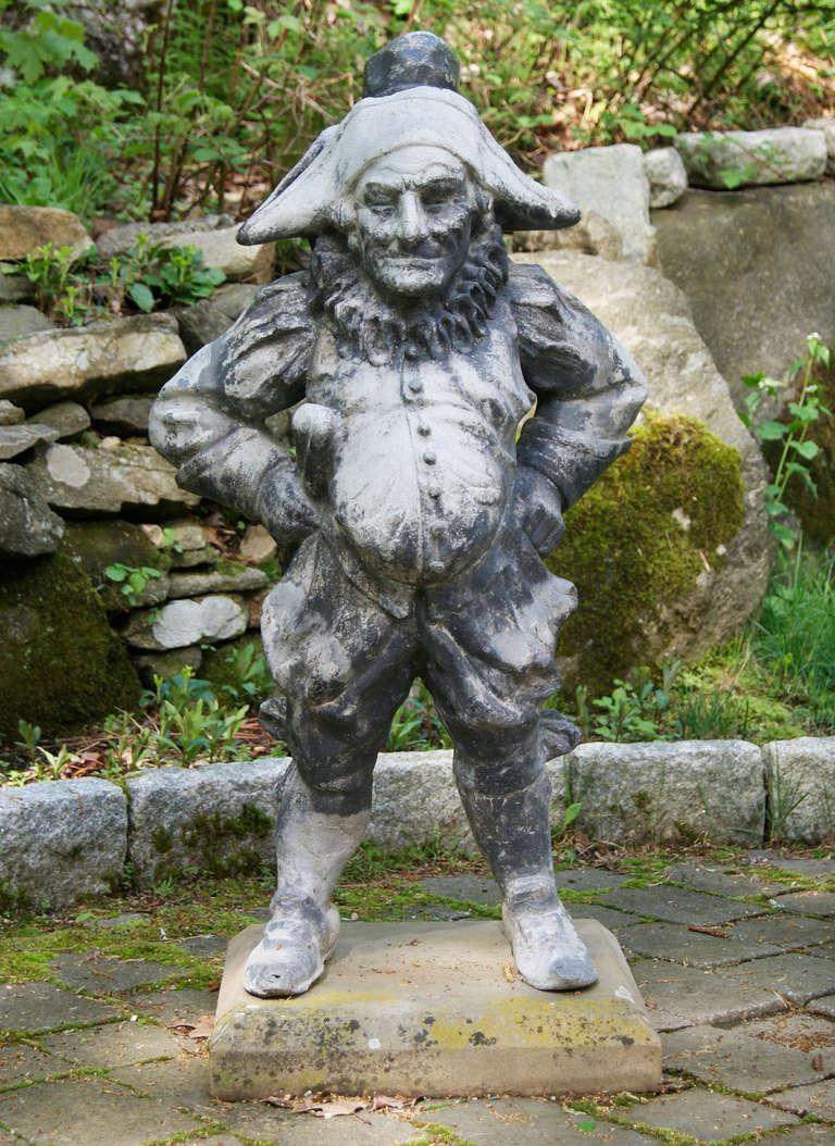 Questo personaggio, Pulcinella, conosciuto in seguito come Mr. Punch, è tratto dalla Commedia dell'Arte italiana ed è diventato la famosa metà dei tradizionali spettacoli di Punch e Judy degli anni passati.