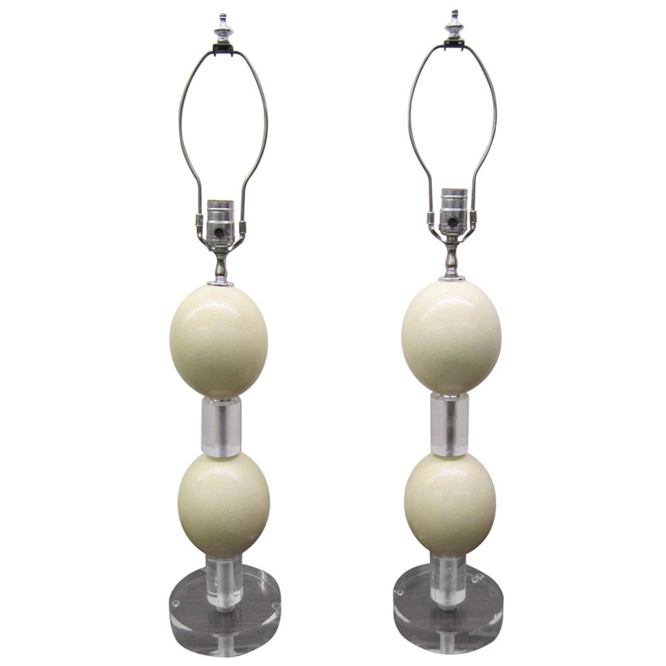 Magnifique paire de lampes modernes mi-siècle moderne en lucite avec œuf d'autruche en vente
