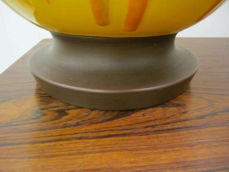 Américain Grande paire de lampes danoises mi-siècle moderne à glaçure orange en vente