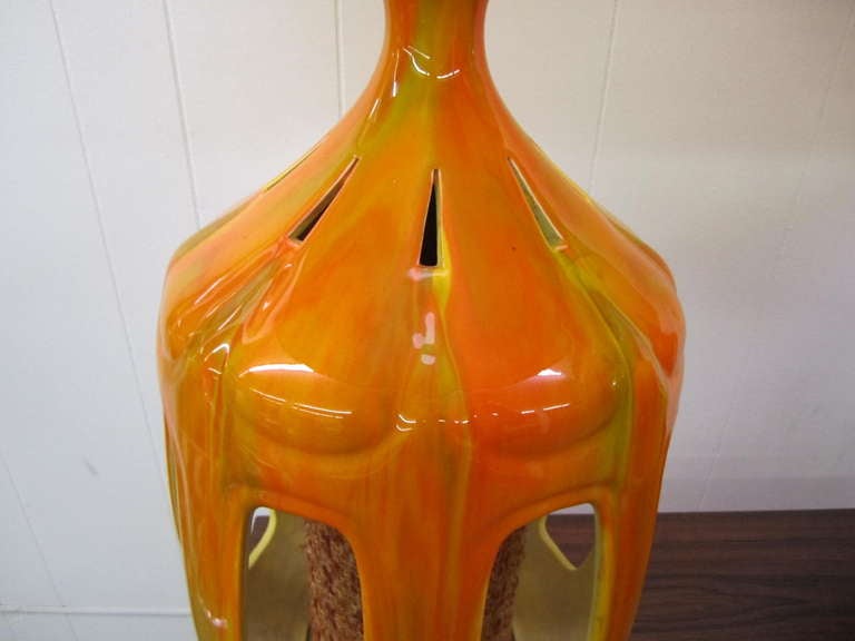 Grande paire de lampes danoises mi-siècle moderne à glaçure orange Bon état - En vente à Pemberton, NJ
