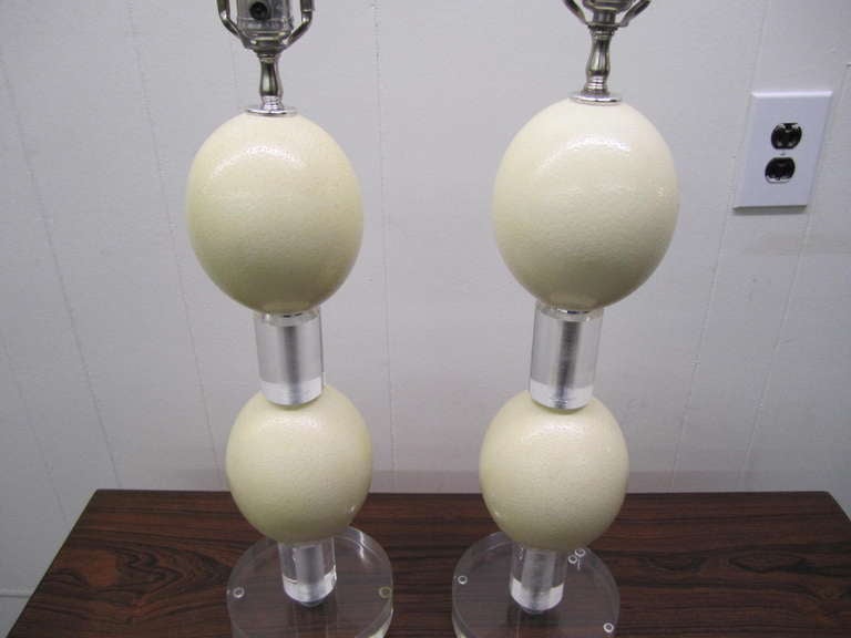 Magnifique paire de lampes modernes mi-siècle moderne en lucite avec œuf d'autruche en vente 2