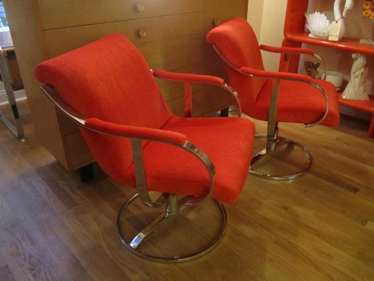 Erstaunliches Paar verchromter Stahl-Drehstühle im Platner-Stil mit orangefarbenem Mohair. Diese Stühle sind in natura so wunderschön - ich möchte am liebsten in sie hineinbeißen, wie in eine leckere Süßigkeit. Das zitrusfarbene Mohair ist neu und