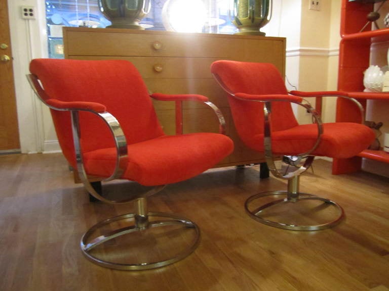 Dreh-Loungesessel aus verchromtem Stahl, orangefarbenes Mohair, Mitte des Jahrhunderts im Angebot 3