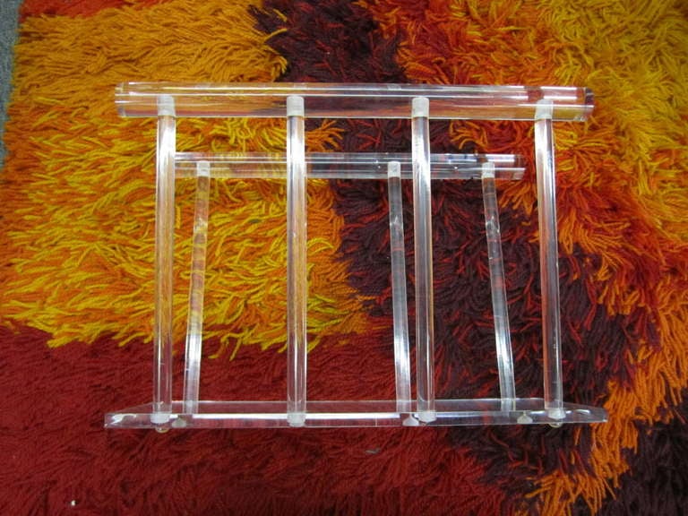 Lovely Dorothy Thorpe Style Lucite Rod Magazine Rack Hollywood Regency In Good Condition In Pemberton, NJ