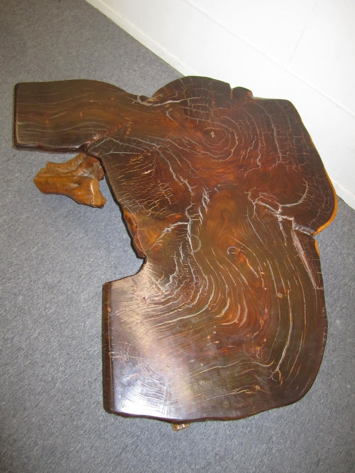 Mid-Century Modern Table basse en bois rouge organique à bord libre Mid-century Modern en vente