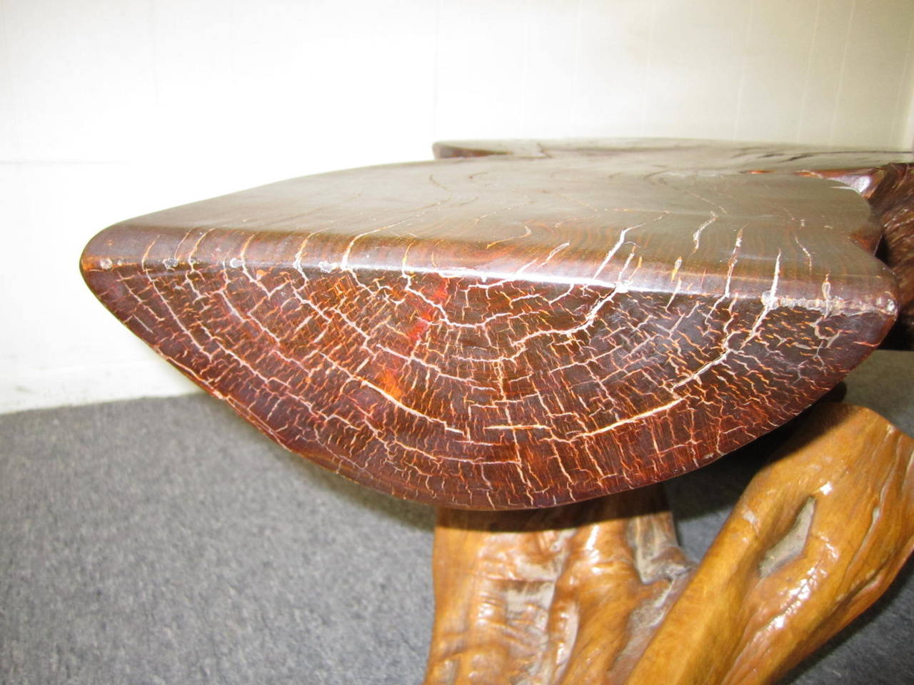 Américain Table basse en bois rouge organique à bord libre Mid-century Modern en vente
