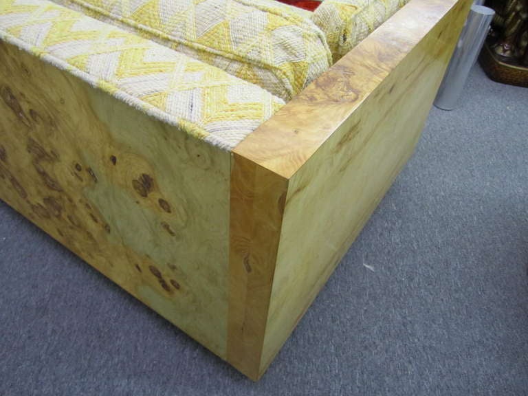 Américain Exceptionnel canapé en bois de ronce d'olivier style Milo Baughman, moderne du milieu du siècle dernier en vente
