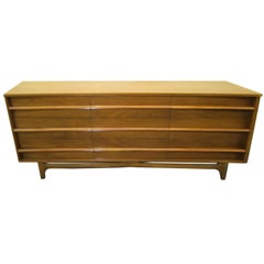 Handsome Mitte des Jahrhunderts Modern Bowed Front Walnuss Credenza