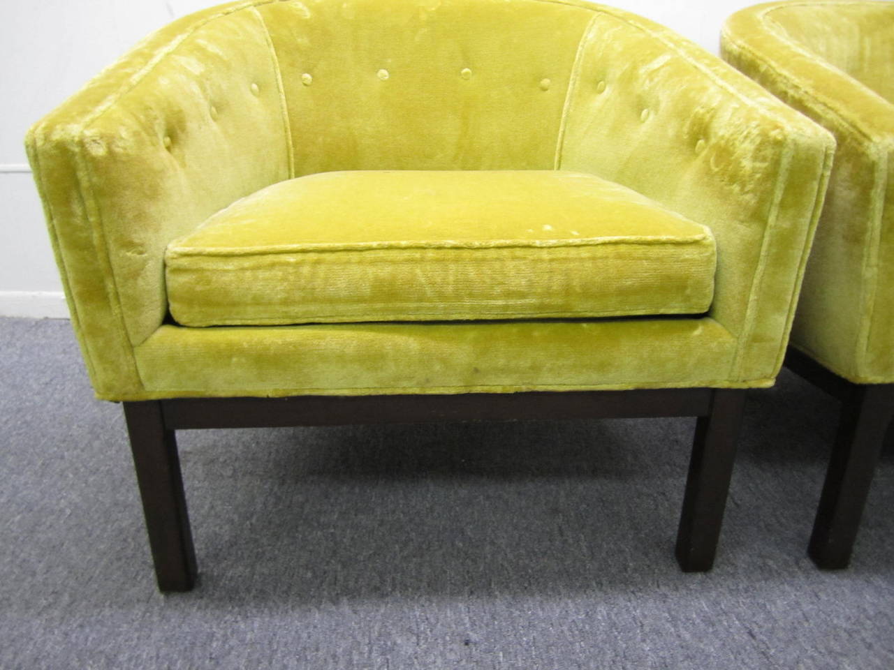 Fabelhaftes Paar Harvey Probber Stil Barrel zurück Lounge Stühle Mitte des Jahrhunderts Modern (Moderne der Mitte des Jahrhunderts) im Angebot