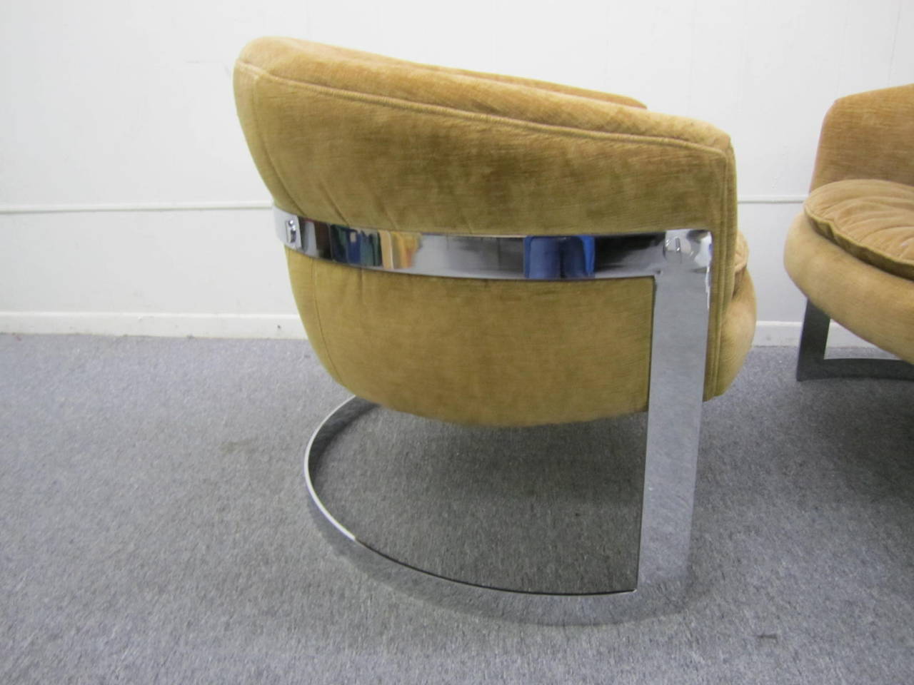 Pair of Barrel Back Chrome Lounge Chairs, Mid-Century Modern In Good Condition For Sale In Pemberton, NJ