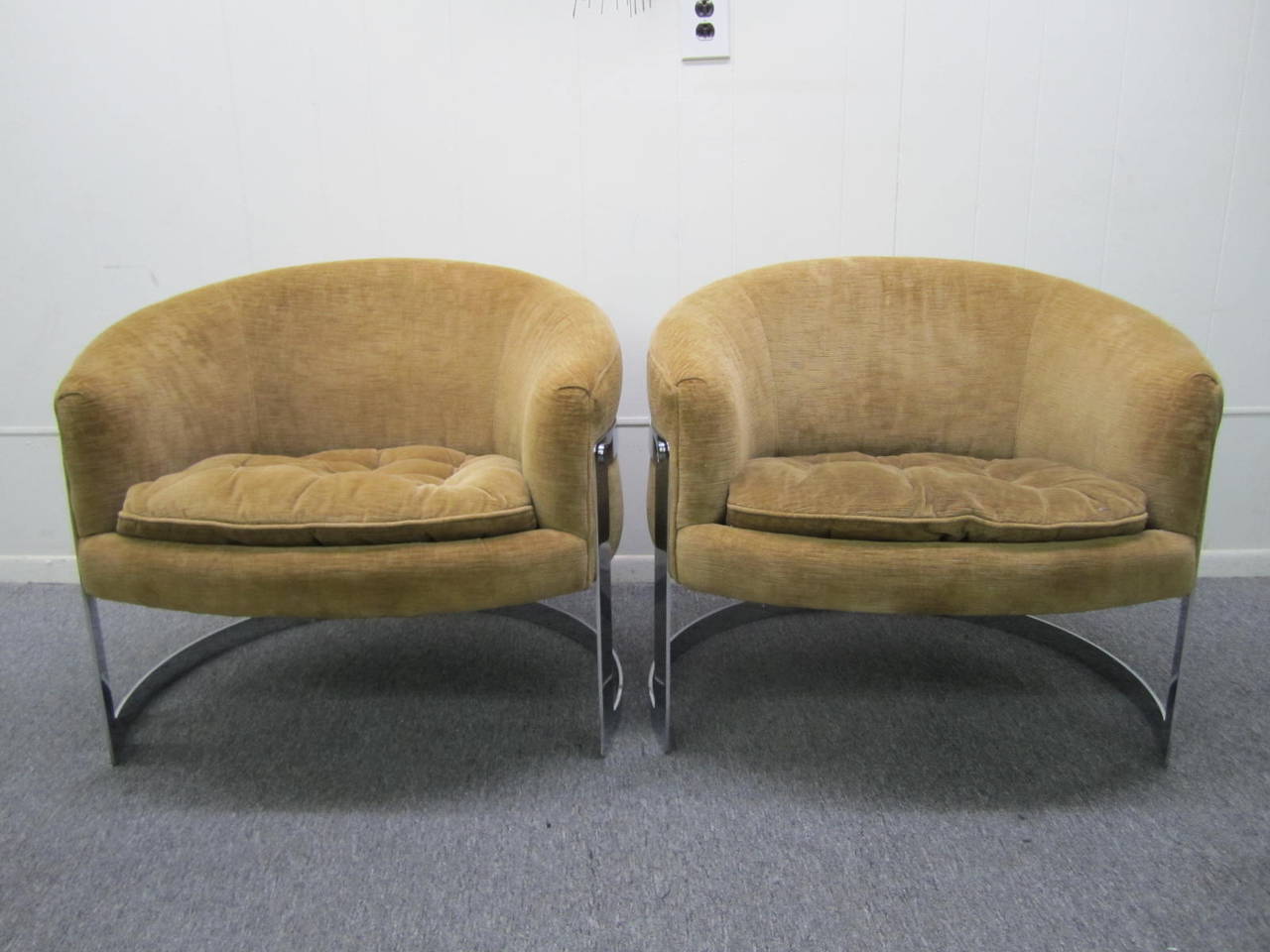Paire de chaises longues chromées à dossier baril, mi-siècle moderne en vente 1