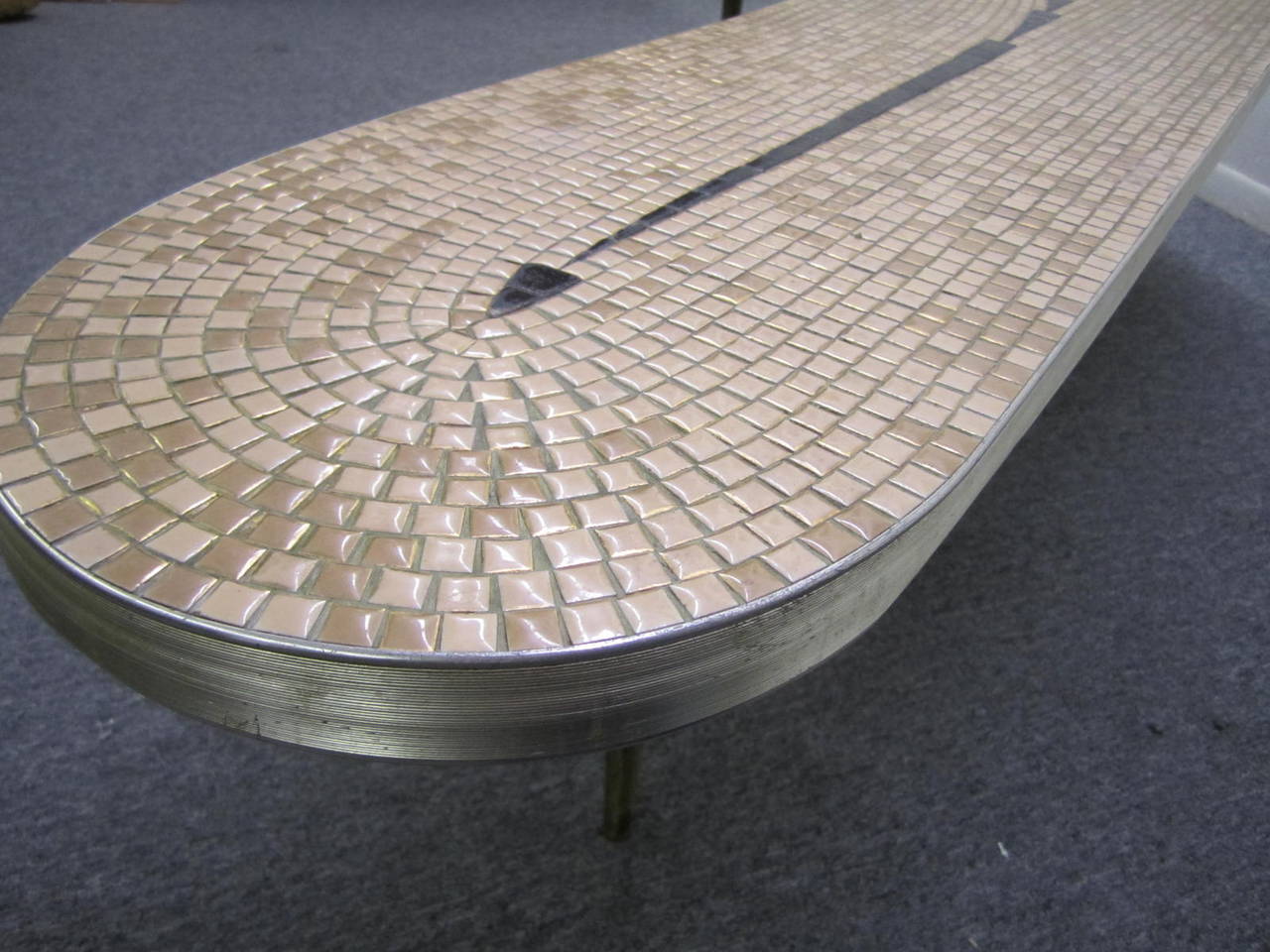 Fun Mid-century Modern Boomerang Shaped Gold Mosaic Tile Top Coffee Table In Good Condition In Pemberton, NJ