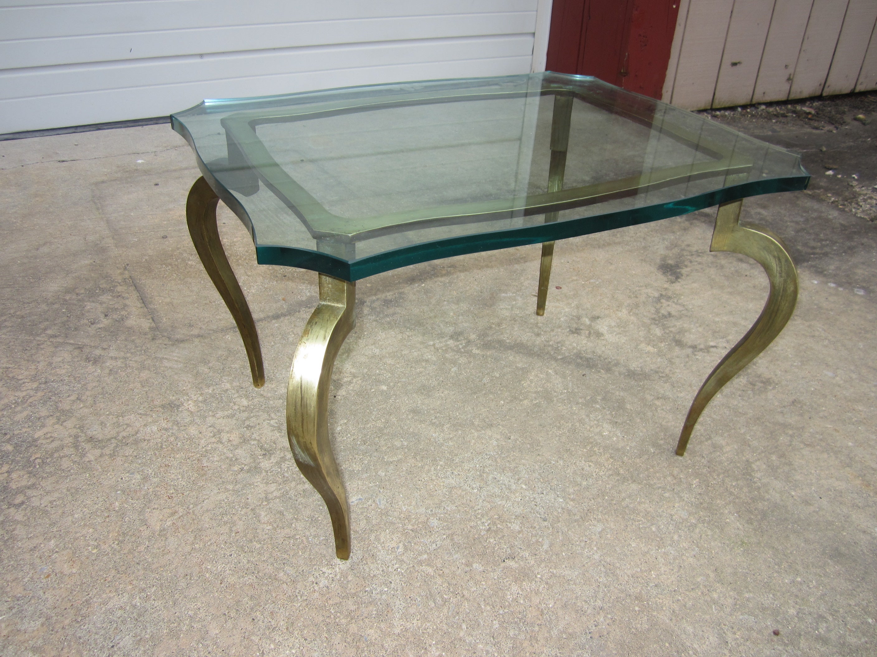 Magnifique table d'appoint italienne moderne à pieds cabriole en laiton massif Regency en vente