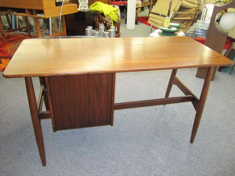 Gorgeous Kai Kristiansen Style Walnut Desk Mid-Century Danish Modern In Excellent Condition In Pemberton, NJ