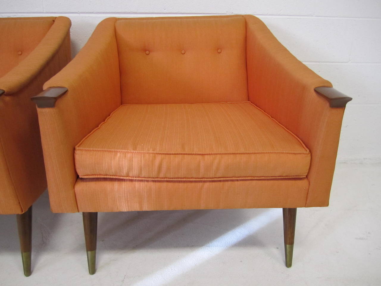 Paire inhabituelle de chaises longues boxy signées Karpen:: moderne du milieu du siècle dernier en vente 1