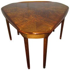 Magnifique table d'appoint triangulaire danoise moderne en ronce de noyer du milieu du siècle dernier