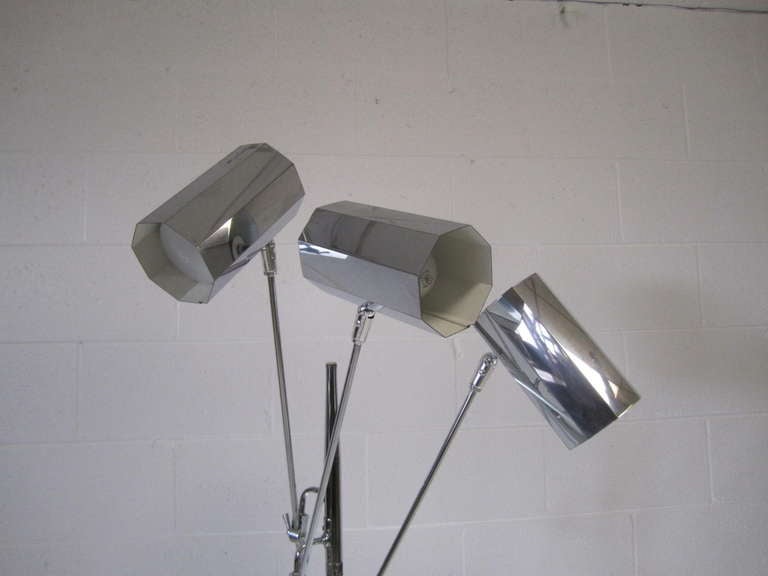 Lampada da terra cromata in stile Mid-Century Modern di Robert Sonneman. È dotato di tre bracci regolabili, ognuno con un paralume che può essere ruotato individualmente sulla parte superiore del paralume. Paralumi in acciaio cromato con base in