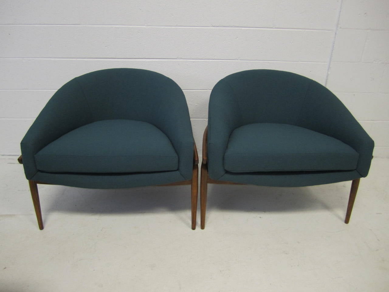 Amazing Pair of Milo Baughman Wide Barrel Back Lounge Chairs Mid-Century Modern 4