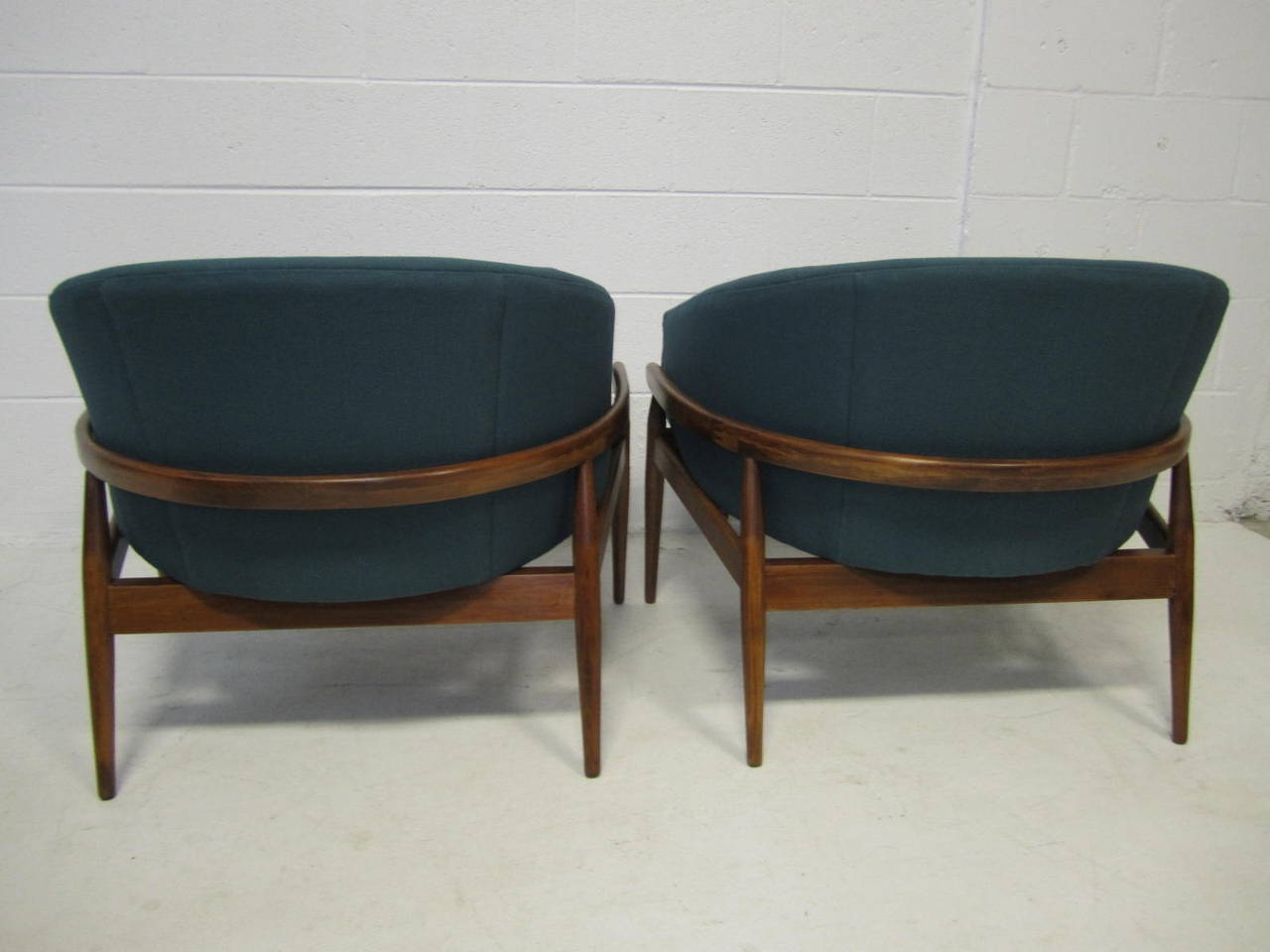 Amazing Pair of Milo Baughman Wide Barrel Back Lounge Chairs Mid-Century Modern In Excellent Condition In Pemberton, NJ