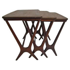 Ensemble de trois tables gigognes danoises modernes en teck attribuées à Johannes Andersen