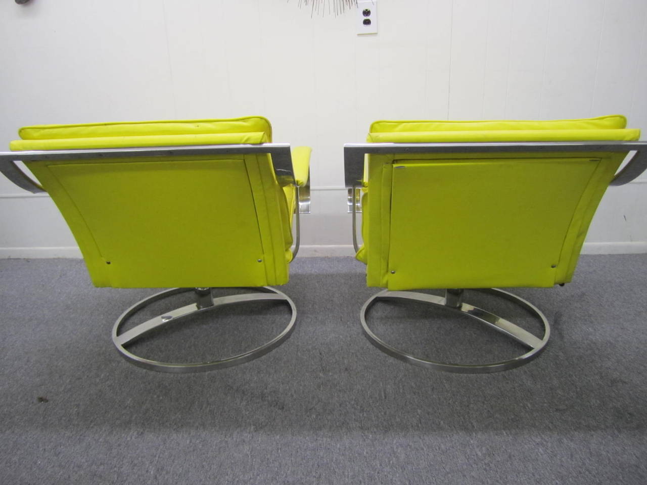 Mid-Century Modern Pair of Gardner Leaver for Steelcase Oversized Chrome Swivel Lounge Chairs For Sale