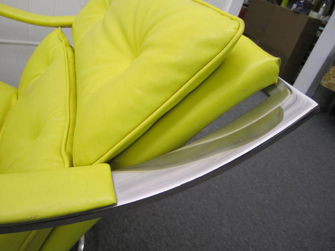 Ein Paar Gardner Leaver für Steelcase Oversized Chrome Swivel Lounge Chairs im Angebot 1