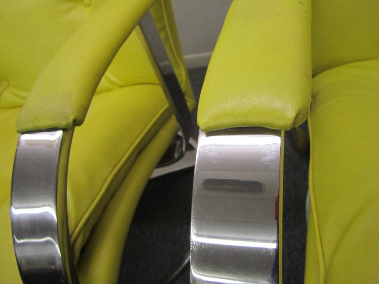Paire de fauteuils de salon pivotants chromés surdimensionnés Gardner Leaver pour Steelcase en vente 1