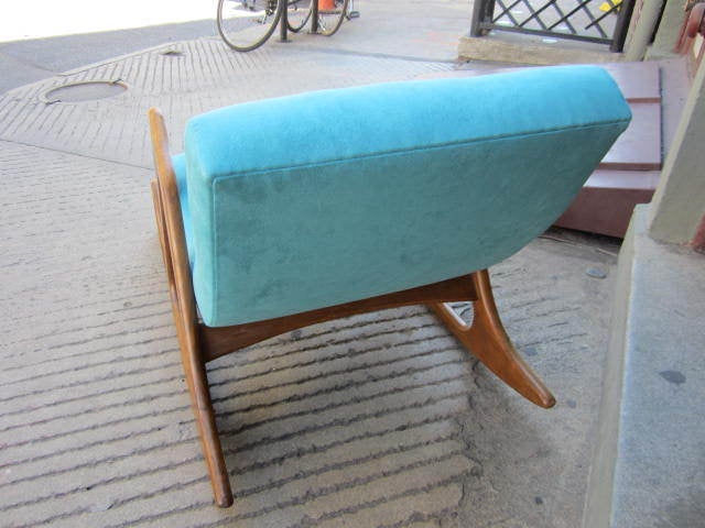 Tissu d'ameublement Magnifique fauteuil à bascule sculptural en noyer d'Adrian Pearsall, Mid-Century Modernity en vente