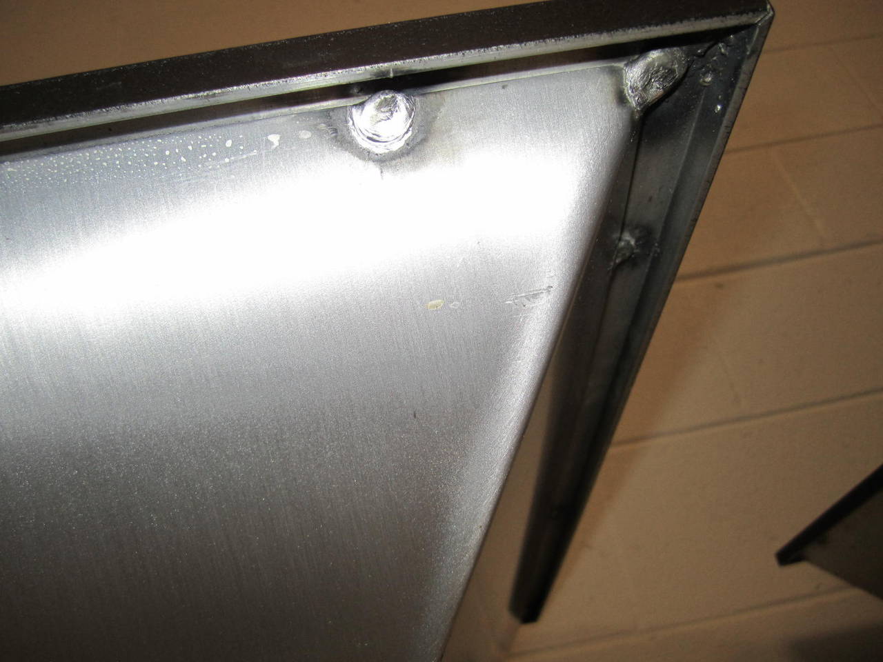 Verniciatura a polvere Fioriere a piramide rovesciata sovradimensionate su supporti in ferro Mid-Century Modern in vendita