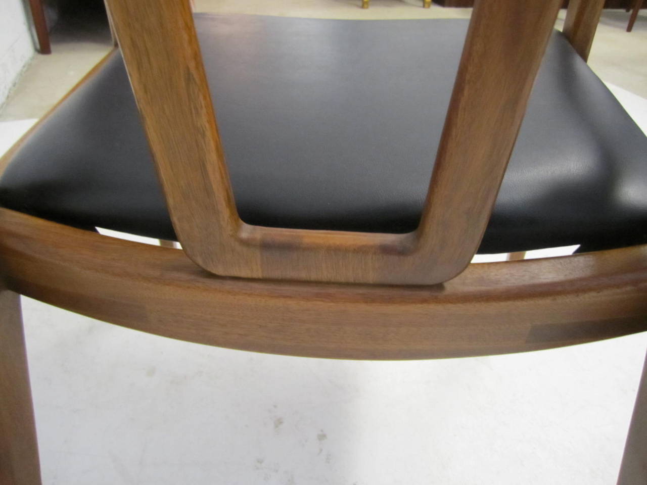 Magnifique ensemble de cinq chaises à manger John Stuart en noyer Moderne du milieu du siècle dernier en vente 2