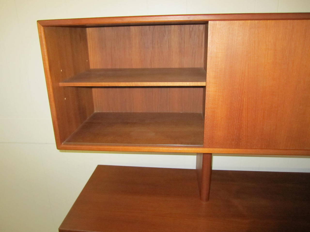 Vetro Graziosa credenza danese in teak con divisorio galleggiante, gambe insolite in vendita