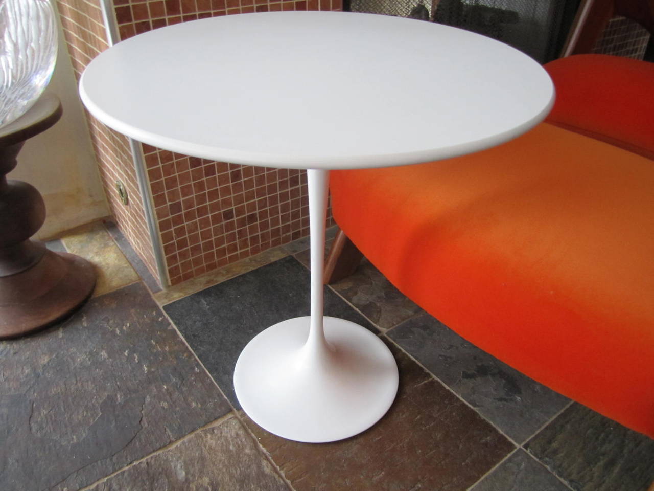 Pristine Vintage Knoll Saarinen, Round Mid-Century Modern Side Table 3