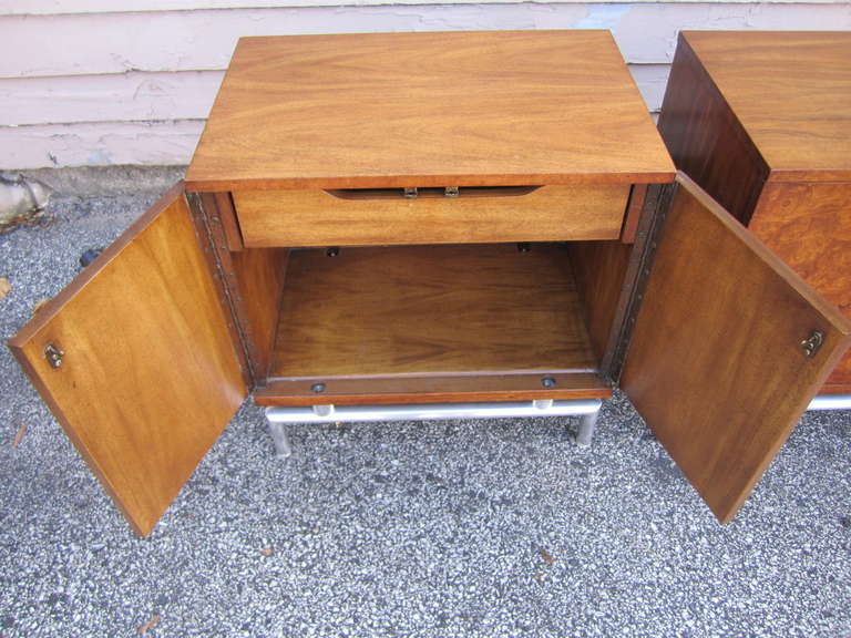 Lovely Pair American Mid-century Modern Burled Walnut Night Stands Chrome Base In Good Condition In Pemberton, NJ