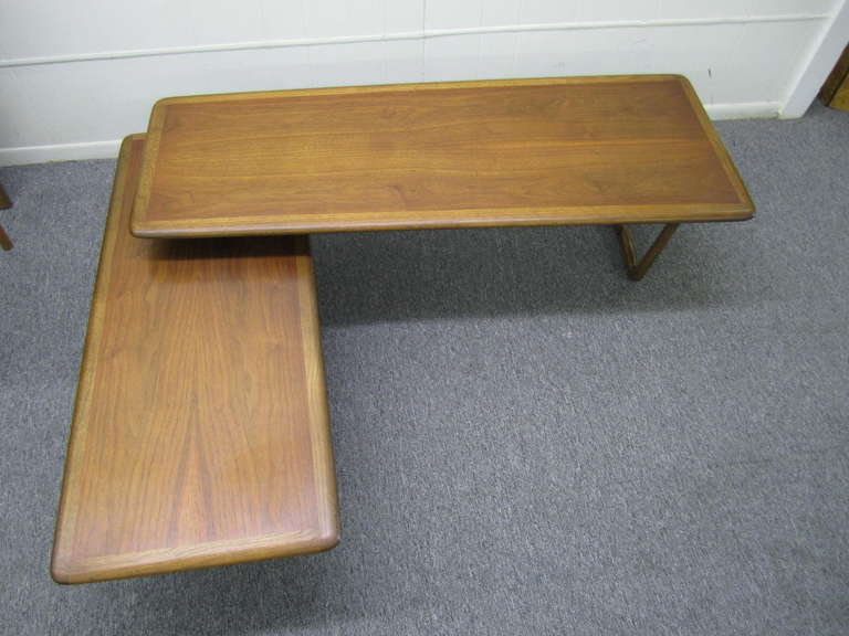 American Lovely Mid-century Modern Boomerang Style Walnut Lane Coffee Table