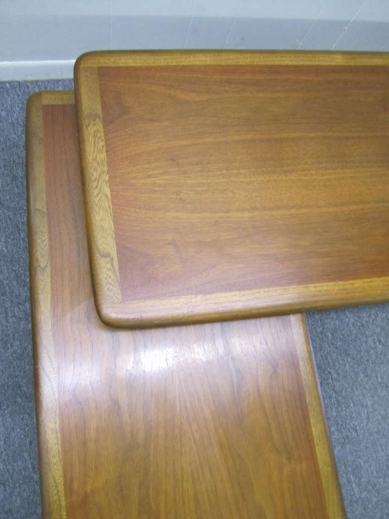 Lovely Mid-century Modern Boomerang Style Walnut Lane Coffee Table In Good Condition In Pemberton, NJ